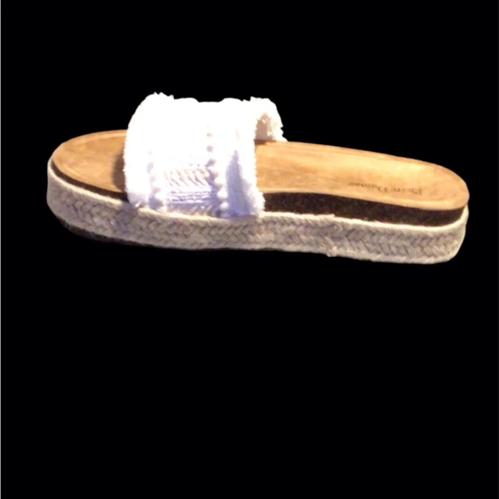 NIB...Women's Pierre Dumas White/Tan Fringe Slide Sandals sz 9